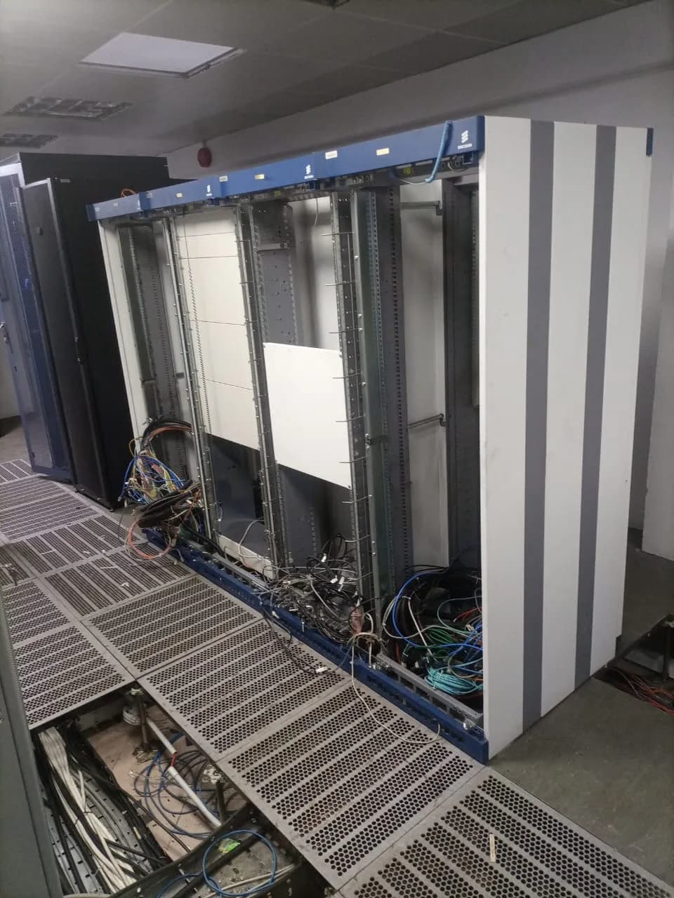 Enterprise Data Centre Decommissioning & Infrastructure Migration 4